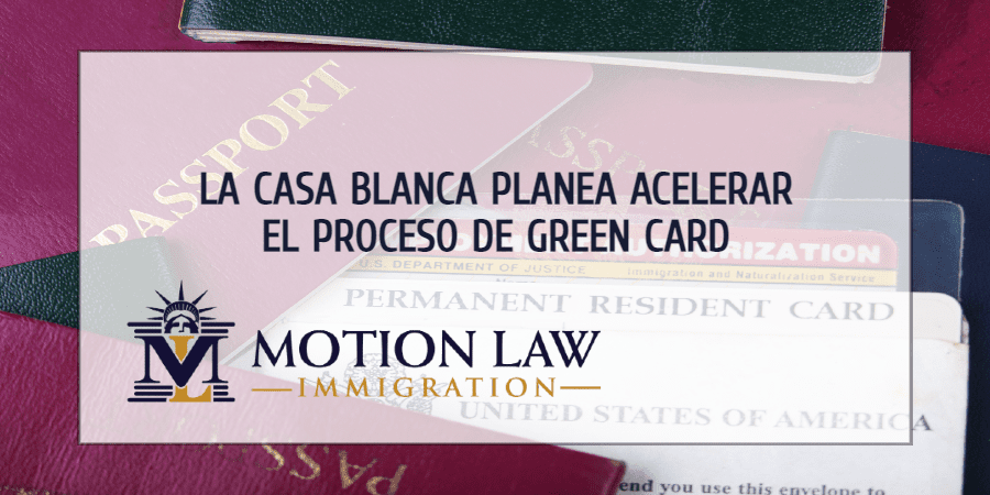 Biden planea reducir los retrasos en proceso de Green Card