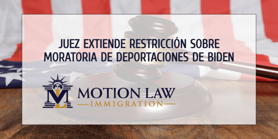 Juez extiende orden sobre moratoria de deportaciones de Biden