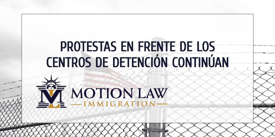 Activistas protestan contra una orden de deportación