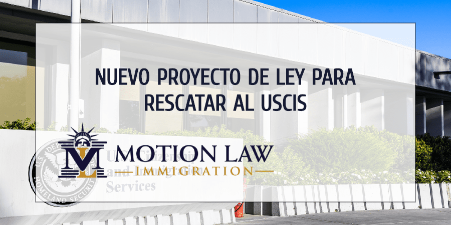 Propuesta de aumento en tarifa de "procesamiento premium" para evitar suspensión de empleados del USCIS